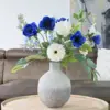 Zijden boeket met blauwe en witte kunstbloemen