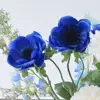 Blauwe zijden bloemen in zijden boeket