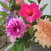 Zijden bloemen in roze, paarse en oranje in zijden boeket